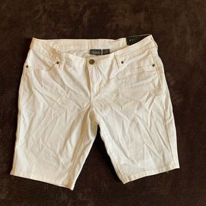City Streets Shorts (New) White Size 13